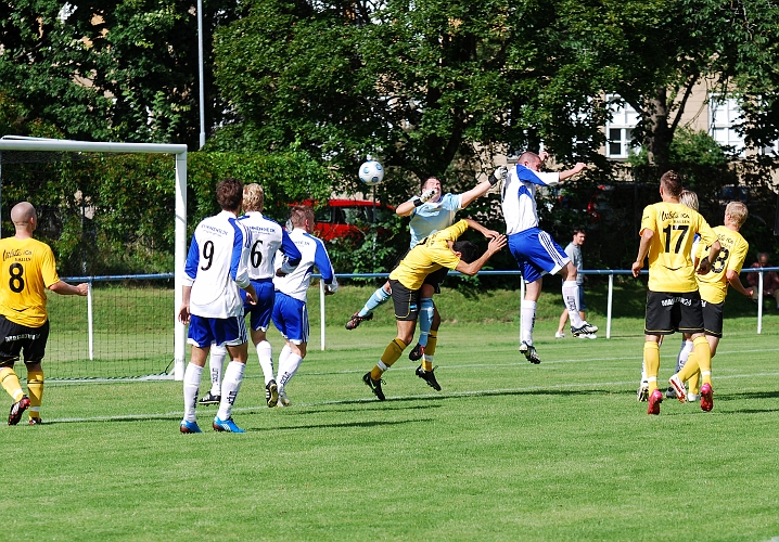 2009_0801_19.JPG - Nära en reducering för Södra, men bollen går till hörna