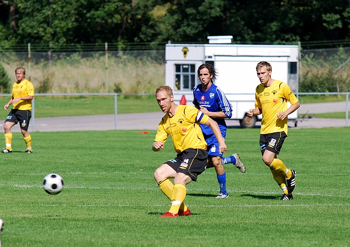 2009_0808_01.JPG - Mikael Wiker lägger ett djupledspass