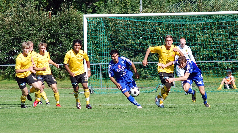 2009_0808_02.JPG - Södras försvar bryter ett Ölme anfall