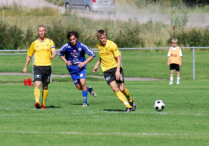 2009_0808_04.JPG - Samuel Hultqvist spelar bollen till medspelare