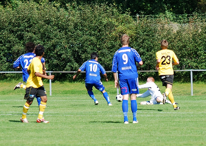 2009_0808_05.JPG - Glenn Schön är ute och täcker av skottvinkeln för Ölmespelaren