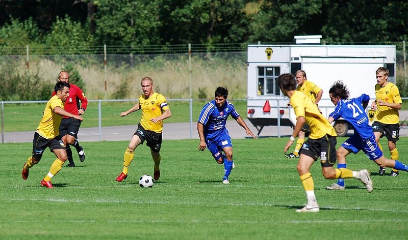 2009_0808_06.JPG - Arton Bekaj och Mikael Wiker i samarbete på mitten