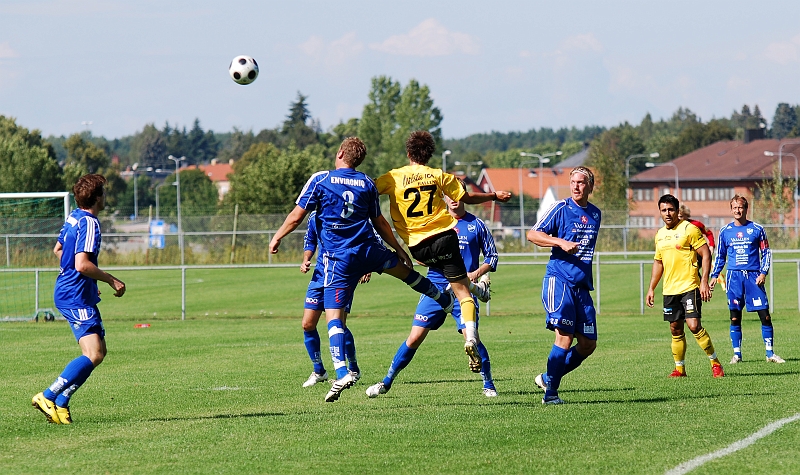 2009_0808_09.JPG - Rio Babovic är uppe och nickar på en frispark