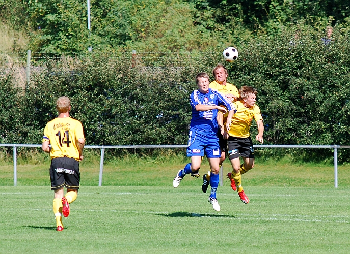 2009_0808_10.JPG - Johan Reinholdsson och Douglas Björkdal i höjdduell med en Ölmespelare