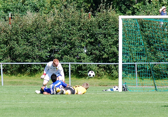 2009_0808_11.JPG - Nära att Ölme tar ledningen i matchen, men Jocke Bohman nickar bollen till hörna