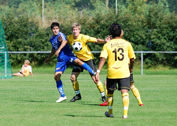2009_0808_12.JPG - Jocke Bohman täcker upp bollvägen med kroppen