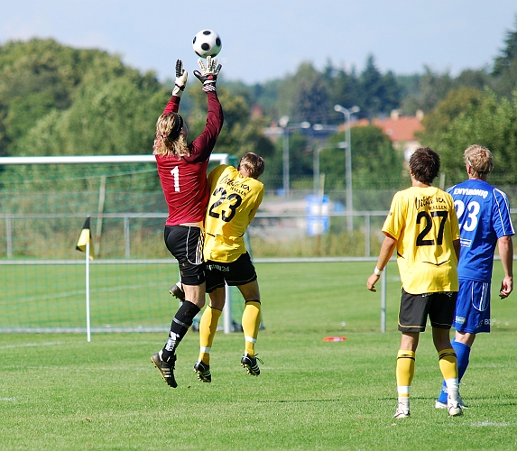 2009_0808_13.JPG - Målvakten plockar enkelt in bollen ovan för Samuel Hultqvist