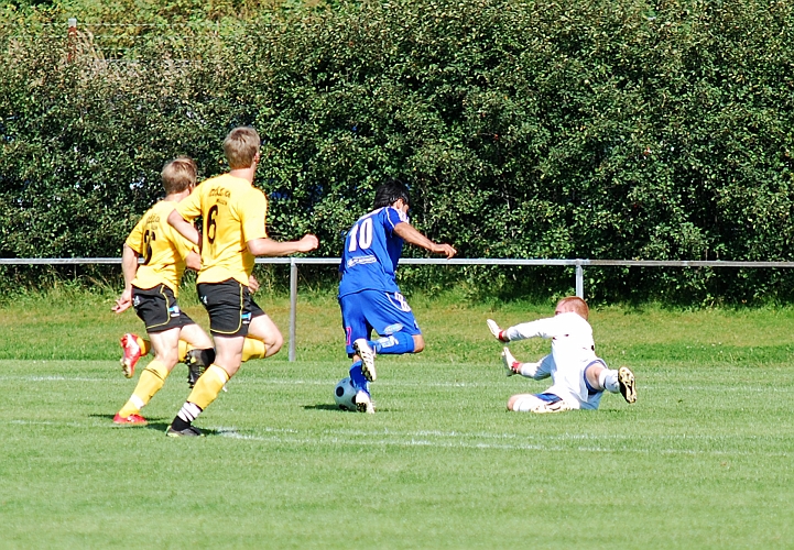2009_0808_14.JPG - Ölmespelaren utmanar Glen Schön . . . . .