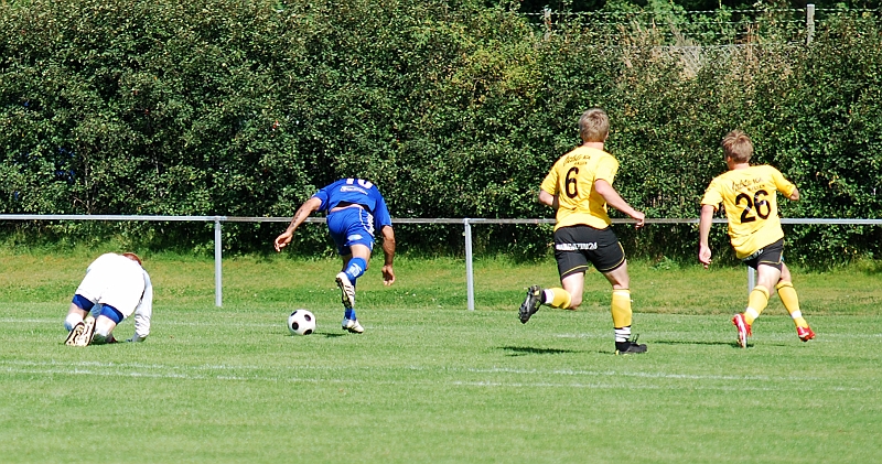 2009_0808_15.JPG - . . . . och kommer förbi målvakten och slår bollen mot målet . . . .