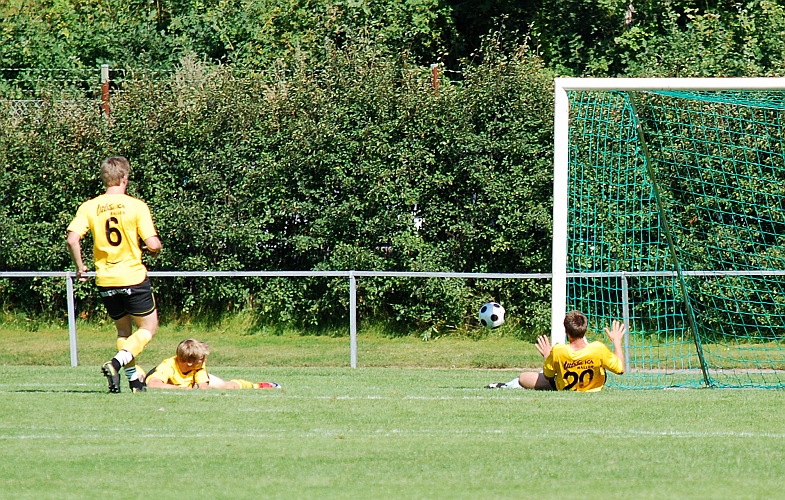2009_0808_16.JPG - . . . . men där kommer Dennis Jansson och täcker upp nere vid stolproten, bollen går dock i utsidan av målet och det blir inspark.