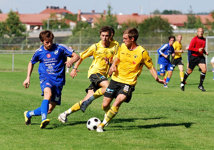 2009_0808_17.JPG - Rio Babovic och Dennis Jansson pressar Ölmespelaren