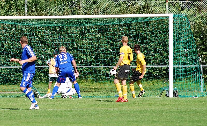 2009_0808_18.JPG - Nära ett Ölmemål igen, men Ken Jansson rensar undan på mållinjen