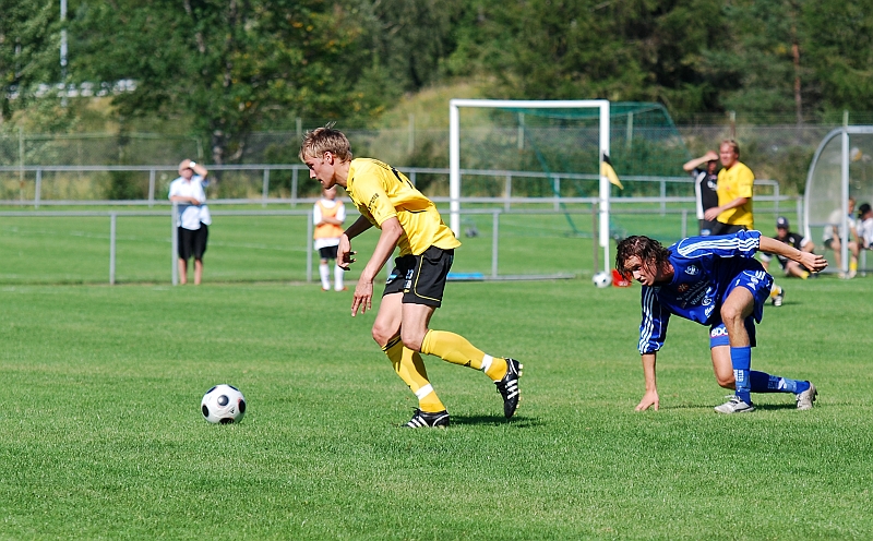 2009_0808_19.JPG - Samuel Hultqvist kommer loss och får läge att avsluta mot mål