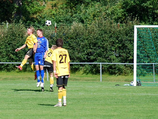 2009_0808_22.JPG - Douglas Björkdal i höjdduell med en Ölmespelare