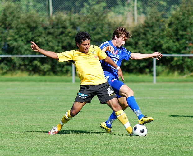 2009_0808_23.JPG - Jonas Hammarlund i kamp om bollen