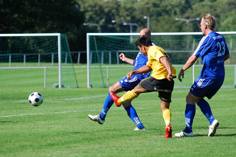 2009_0808_24.JPG - Arton Bekaj fick ett bra läge och avslutar med ett skott där bollen går i utsidan på burgaveln