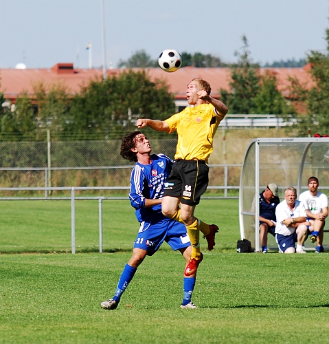 2009_0808_25.JPG - Mikael Wiker går upp och nickar bollen
