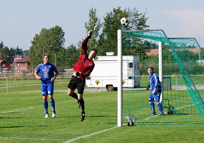 2009_0808_26.JPG - Mikael Wiker skjuter bollen i ribban efter en hörnvariant av Södra.