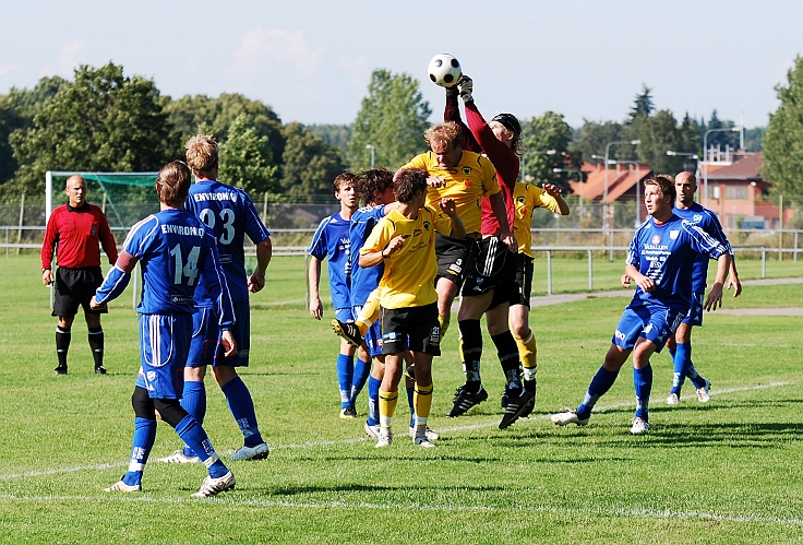 2009_0808_27.JPG - Ölmemålvakten plockar in bollen efter en hörna