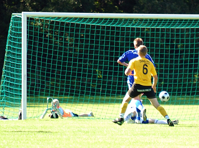 2009_0808_30.JPG - Här gör Glen Schön en kvalificerad dubbelräddning