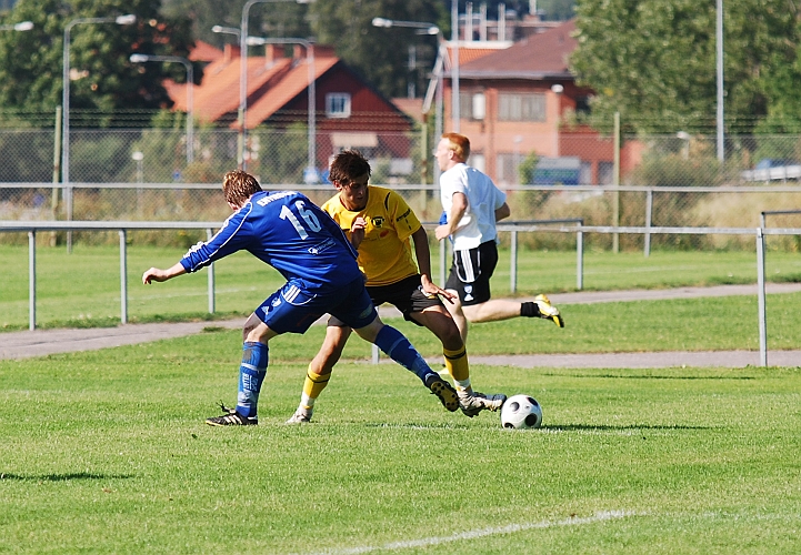 2009_0808_31.JPG - Rio Babovic rundar backen på utsidan och slår ett inlägg . . . .