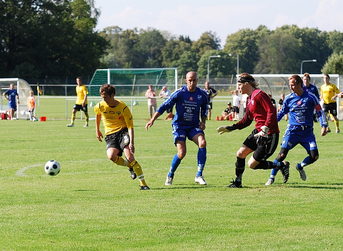 2009_0808_36.JPG - Ken Jansson utmanar Ölmeförsvaret och målvakten är ute på en liten utflykt