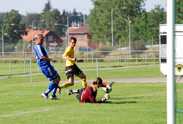 2009_0808_41.JPG - En sista chans för Ken Jansson men Södra får gå av planen mållösa i denna match