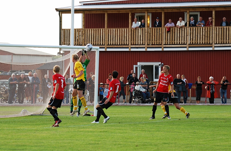 2009_0812_192653AA.JPG - Kungsörs målvakt boxar undan bollen