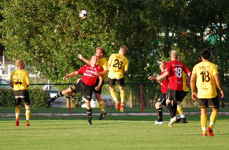 2009_0812_194921AA.JPG - Johan Reinholdsson och Douglas Björkdal nickar undan bollen med gemensamma krafetr
