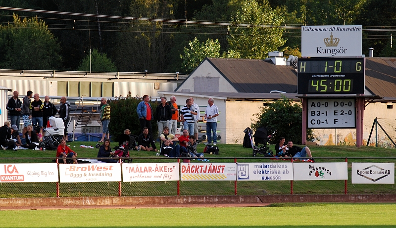 2009_0812_195542AA.JPG - Halvtidsresultat 1-0 till Kungsör BK