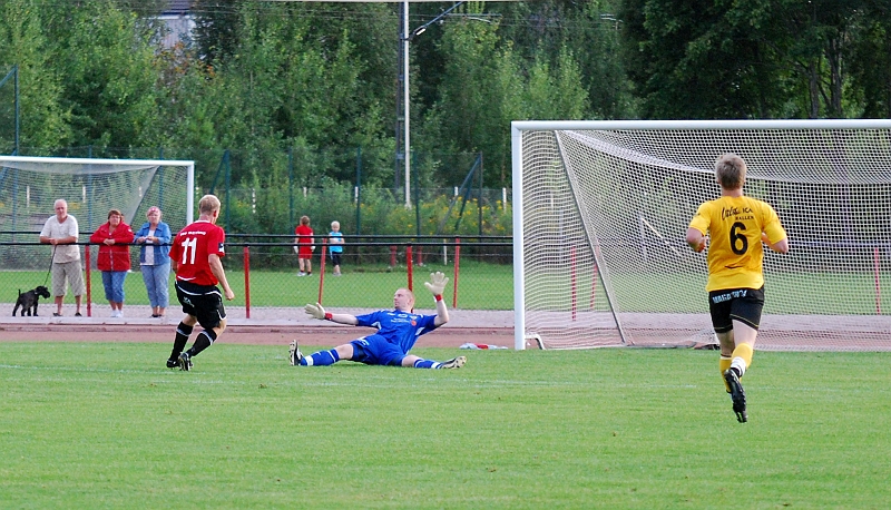 2009_0812_200630AA.JPG - 5 min in i 2:a halvlek kommer Mattias Bergdahl igenom ensam mot Glenn och rullar behärskat in bollen i mål, 2-0 till Kungsör
