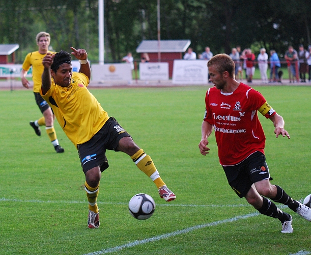 2009_0812_201355AA.JPG - Jonas Hammarlund får kontroll på bollen precis på linjen