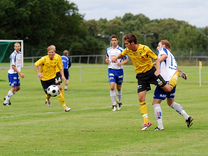 2009_0815_02.JPG - Ken Jansson vinner en bollduell mot sin motståndare