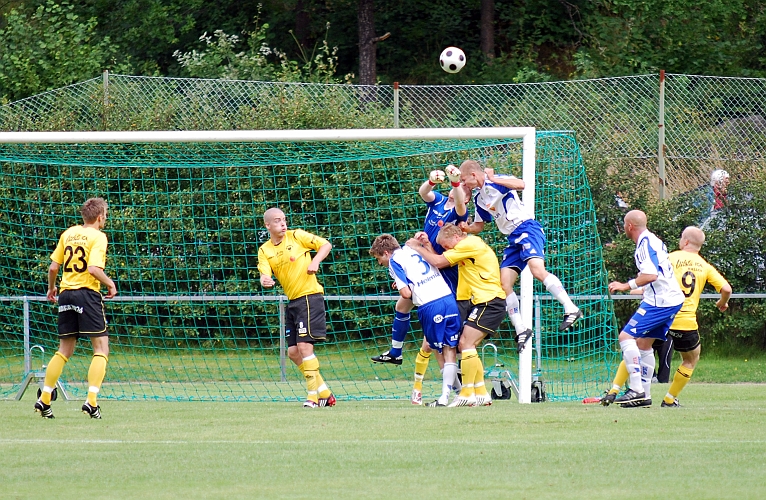 2009_0815_03.JPG - Glenn Schön boxar undan bollen efter ett inlägg