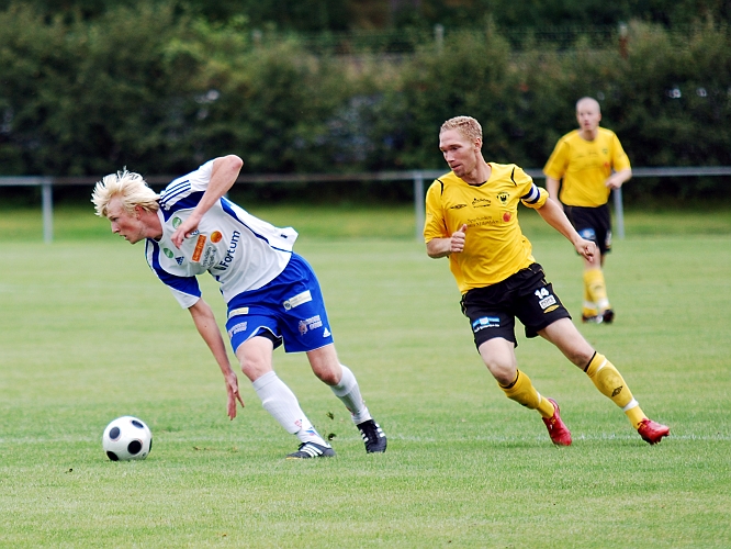 2009_0815_05.JPG - Mikael Wiker täcker av passningsvägen och Sunnespelaren får byta spelriktning