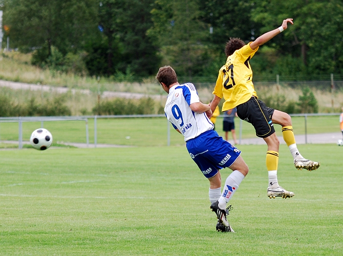 2009_0815_06.JPG - Rio Babovic i duell om bollen med en Sunnespelare