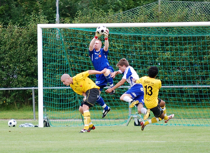 2009_0815_07.JPG - Glenn Schön gåt ut greppar bollen med fast hand