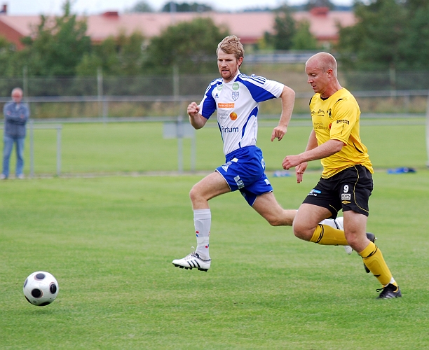 2009_0815_08.JPG - Kristofer Storm försöker rycka sig förbi sin bevakning