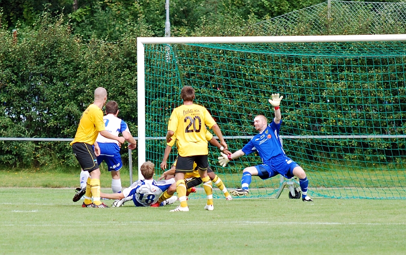 2009_0815_10.JPG - En farlig situation för Södraförsvaret med de lyckas få bollen till hörna