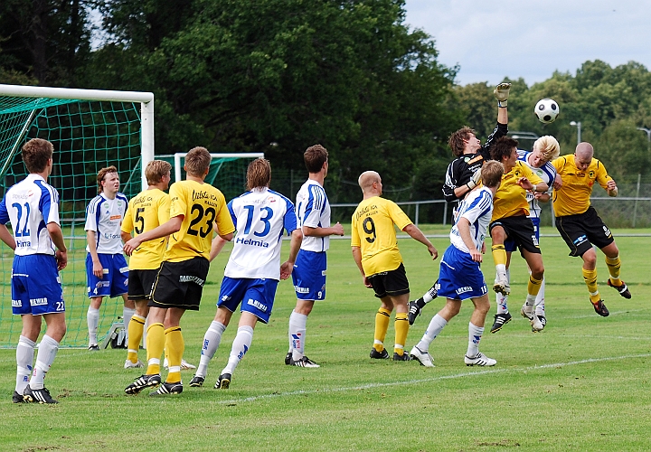 2009_0815_12.JPG - Sunnes försvar har problem med att få undan bollen efter en hörna
