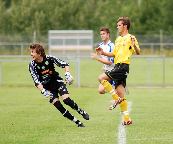2009_0815_13.JPG - Sunnes målvakt är långt ute från målet men lobben från Ken Jansson går utanför mål