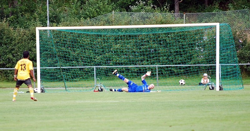2009_0815_14.JPG - Glenn Schön tippar bollen till hörna på ett lurigt skott utifrån plan