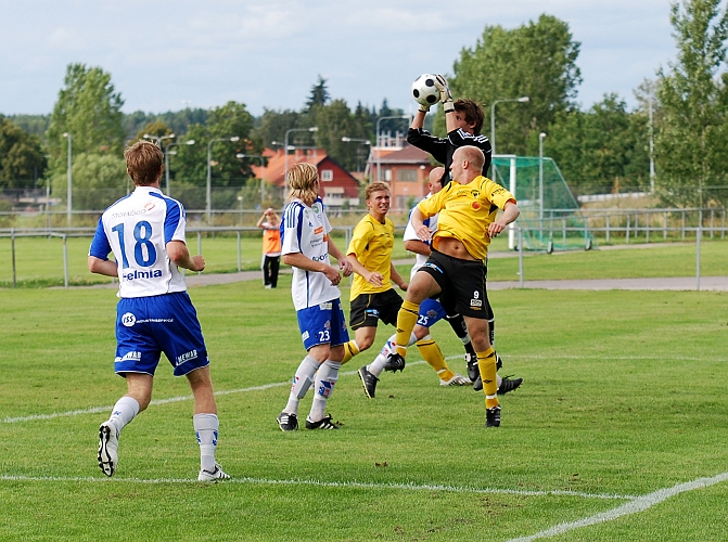 2009_0815_18.JPG - Sunnes målvakt plockar ner ett inlägg