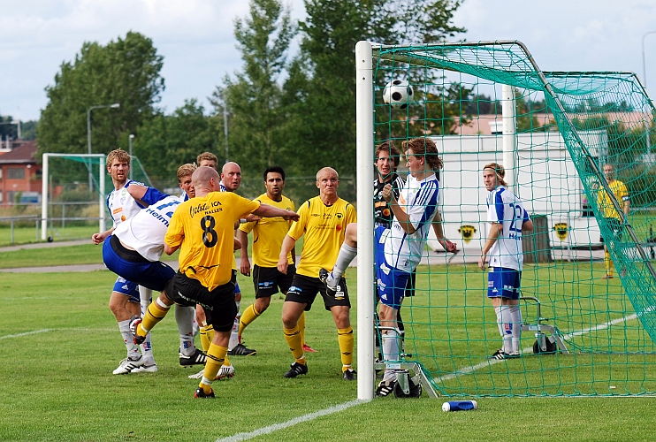 2009_0815_19.JPG - Gustav Gustavsson nickar in 1-1 på en hörna