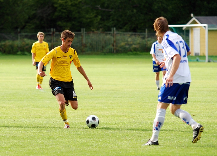 2009_0815_23.JPG - Ken Jansson utmanar Sunneförsvararen