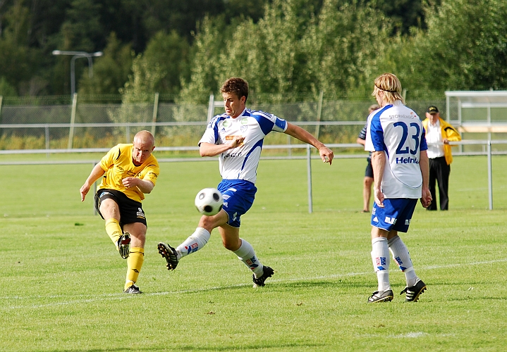 2009_0815_24.JPG - Kristofer Storm provar med ett skott utifrån men Sunneförsvaret reder ut situationen