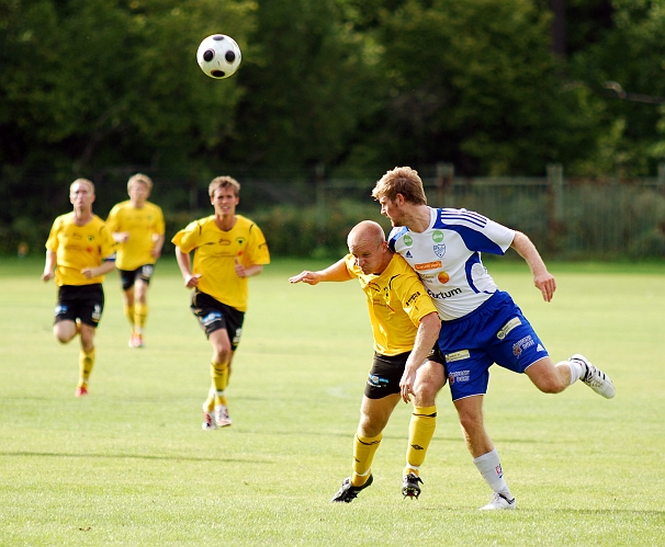 2009_0815_26.JPG - Kristofer Storm gåt på en djupledsboll men Sunneförsvararen nickar undan bollen