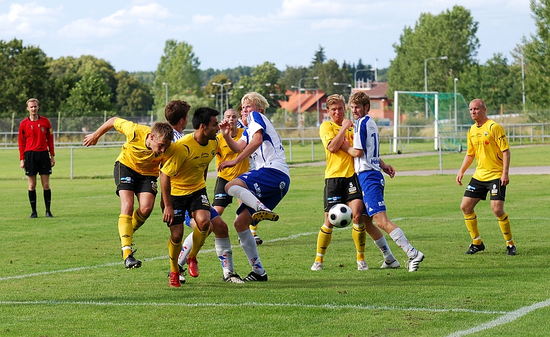 2009_0815_28.JPG - Flera Södraspelare är framme och försöker få bollen i målet