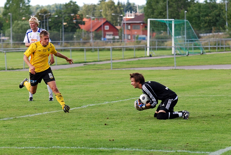 2009_0815_29.JPG - Sunnemålvakten har full kontroll på bollen