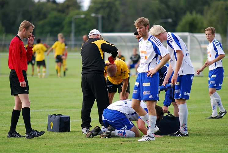 2009_0815_30.JPG - Kristofer Storm har nickar ihop med Sunnespelare, men efter lite omplåstring så kunde spelarna fortsätta matchen